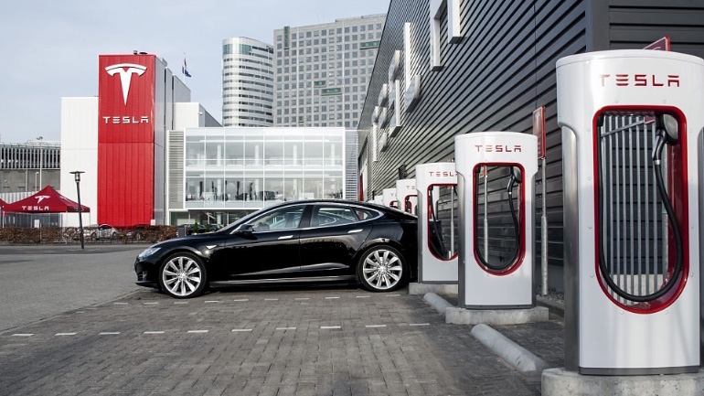 Η Tesla ετοιμάζει σταθμούς φόρτισης σε πέντε πόλεις της Ελλάδας